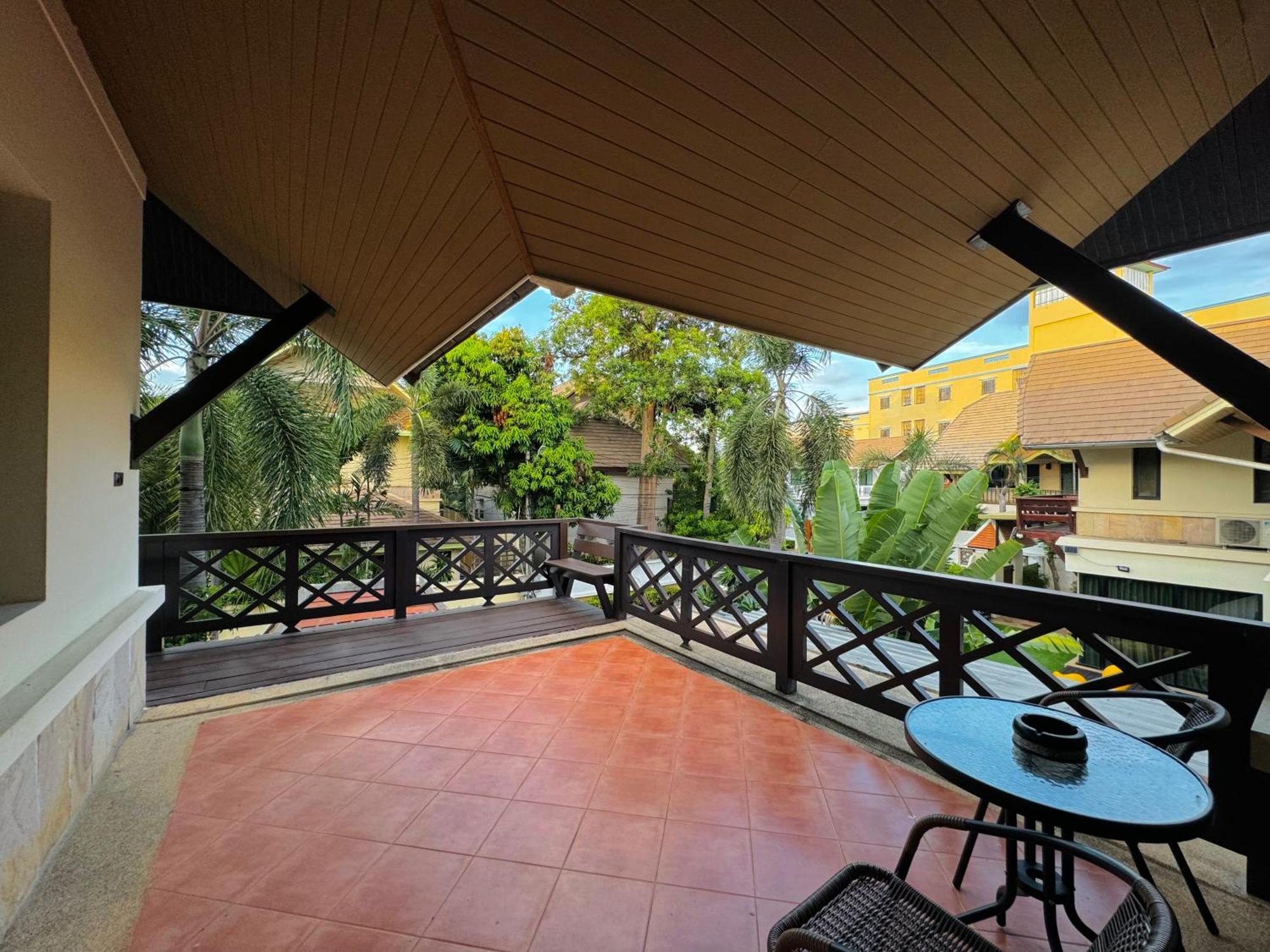 Villa Hollywood Pool Center *