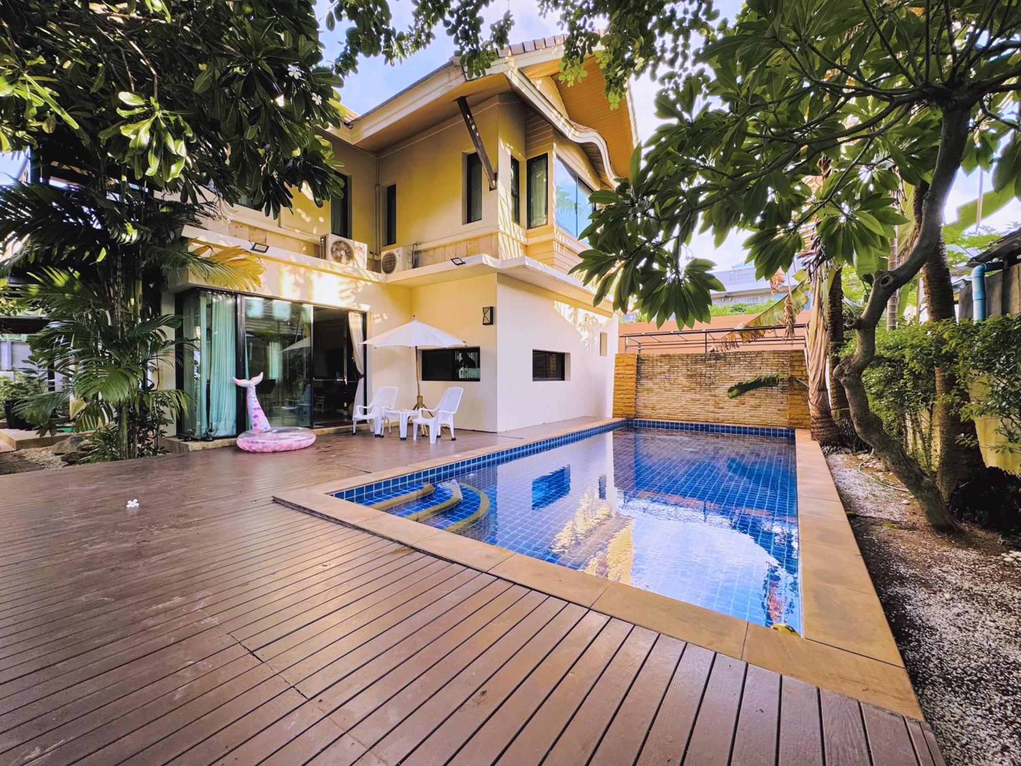 Villa Hollywood Pool Center